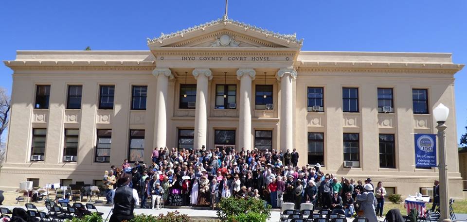 Large crowd of people on courthouse steps in Independence.