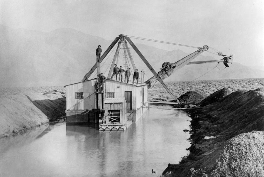 A “dipper dredge” works to carve the Los Angeles Aqueduct from the floor of the Owens Valley. Completed in 1913, the Aqueduct and the looming presence of Los Angeles altered the course of Owens Valley history and continues to impact the region today. 