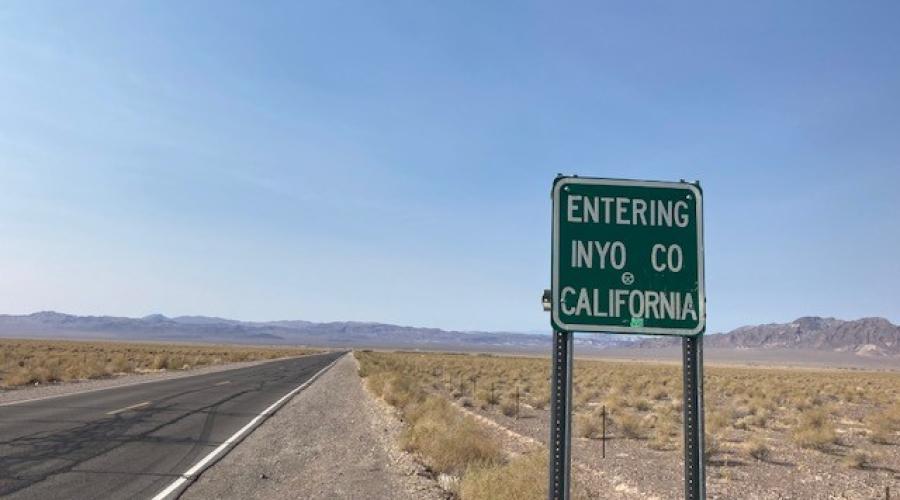 Stateline road entering Inyo County