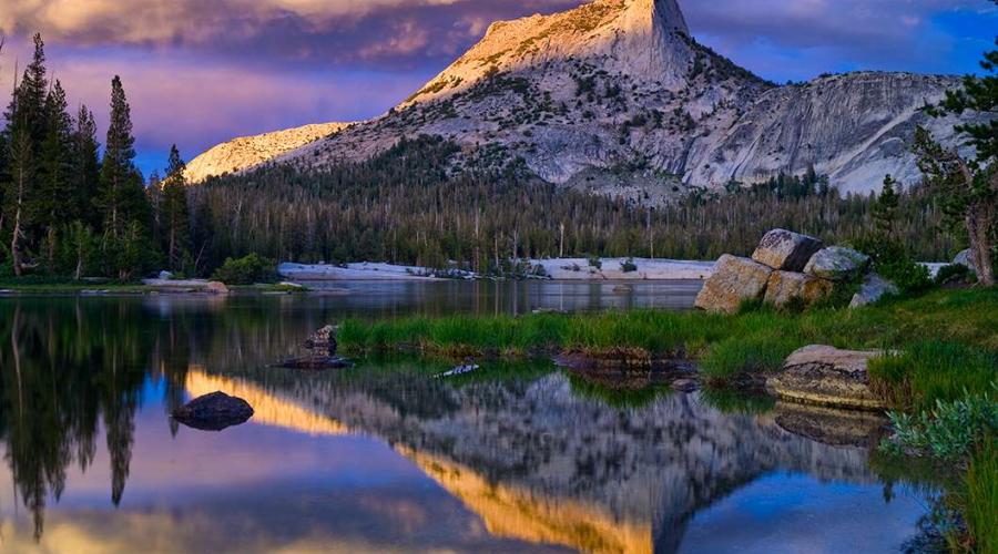 Mountain and lake in the Eastern Sierras