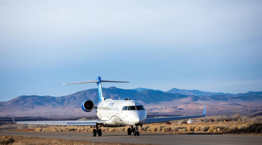 CRJ 700 Taxiing 